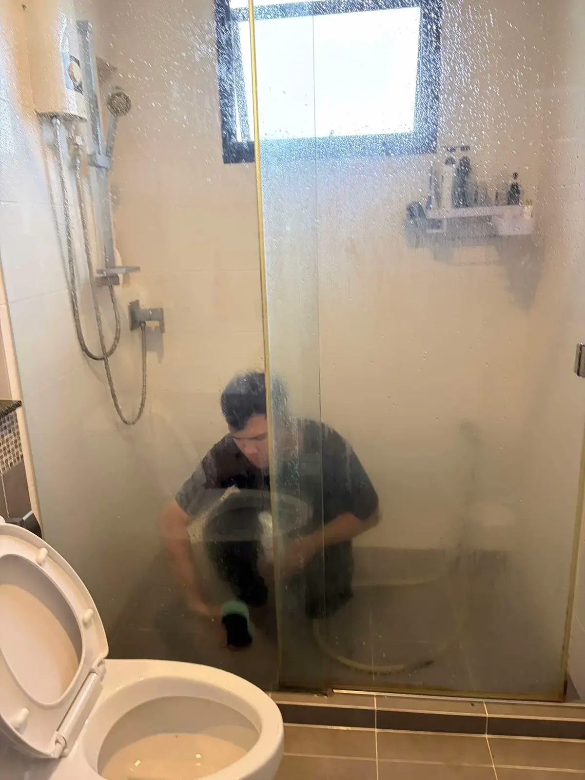 Deep Cleaning ห้องน้ำ ขัดคราบกระจกฝักบัวภูเก็ต